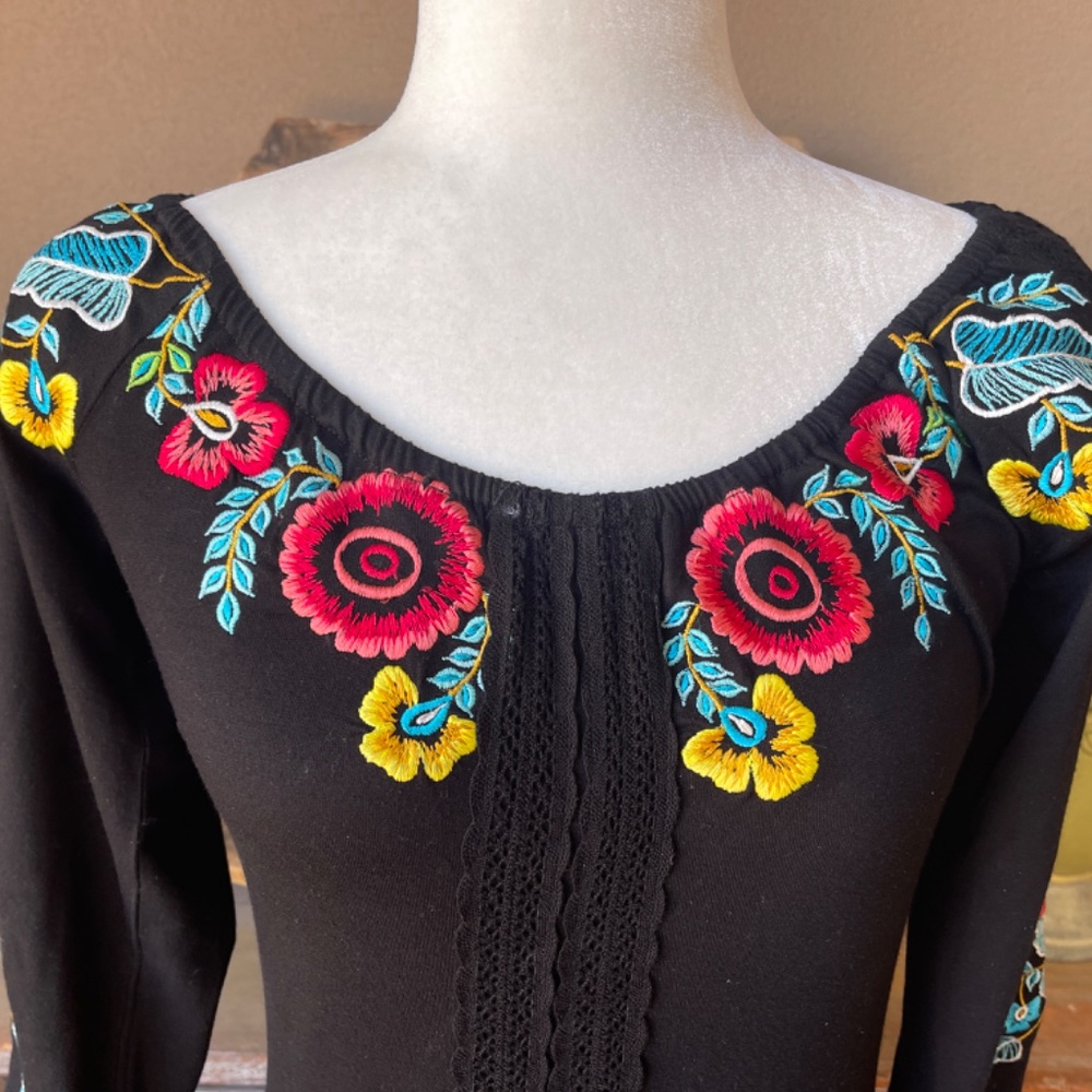 Vintage Collection Embroidered Floral Knit Top, Blouse Size Small - Picture 2 of 12